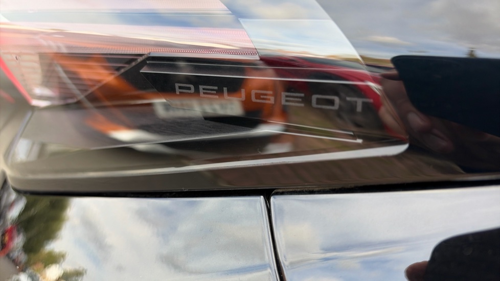 Peugeot 5008 1.2 Hybrid 136 GT 5dr e-DSC6 Petrol Estate - Image 27