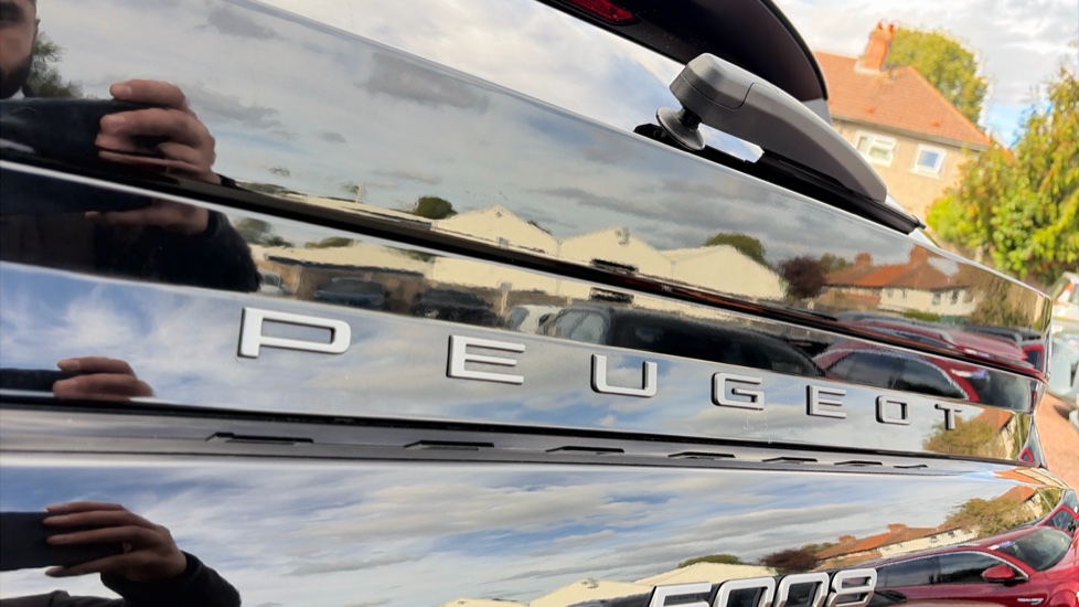 Peugeot 5008 1.2 Hybrid 136 GT 5dr e-DSC6 Petrol Estate - Image 31
