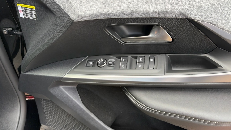 Peugeot 5008 1.2 Hybrid 136 GT 5dr e-DSC6 Petrol Estate - Image 33