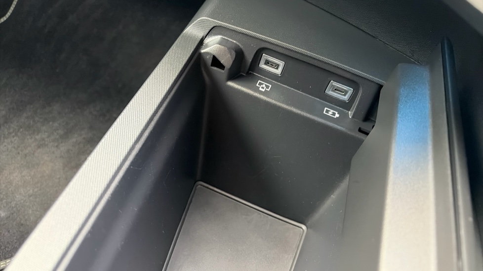Peugeot 5008 1.2 Hybrid 136 GT 5dr e-DSC6 Petrol Estate - Image 38