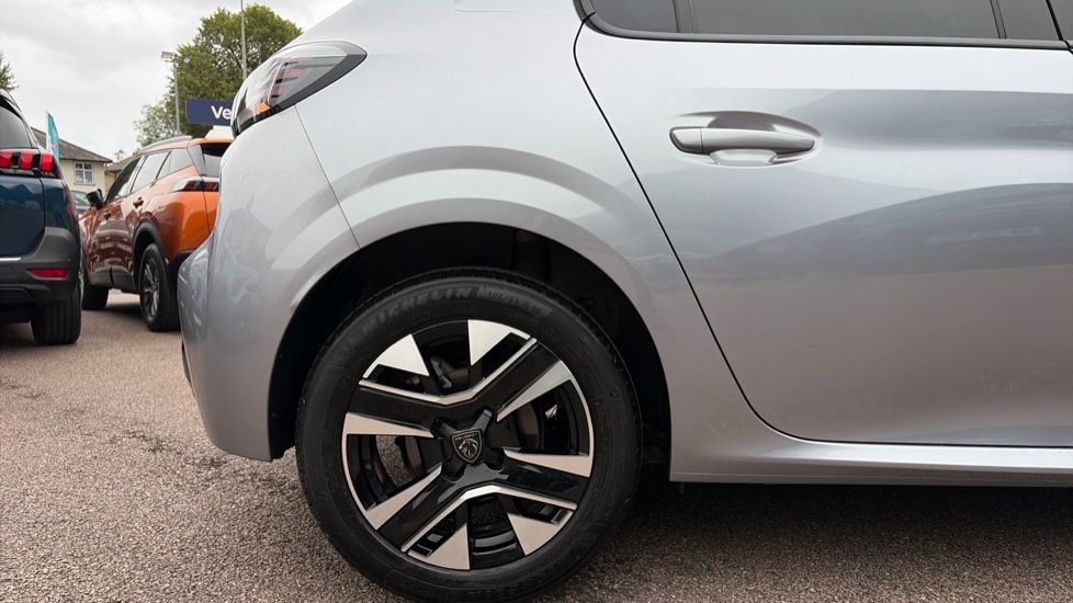 Peugeot 208 1.2 PureTech 100 Allure 5dr Petrol Hatchback - Image 7