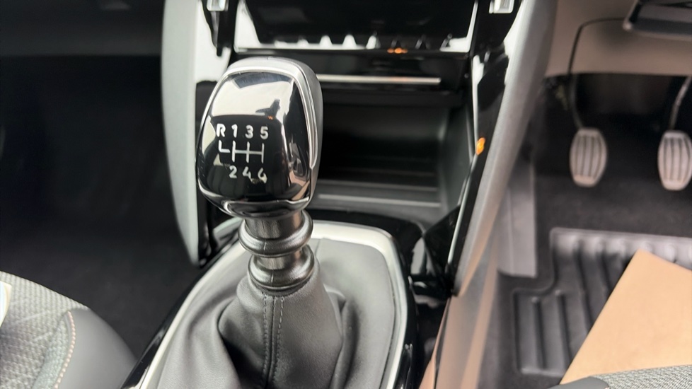 Peugeot 208 1.2 PureTech 100 Allure 5dr Petrol Hatchback - Image 13
