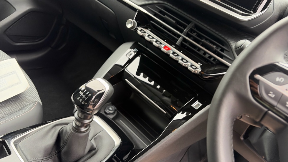 Peugeot 208 1.2 PureTech 100 Allure 5dr Petrol Hatchback - Image 14