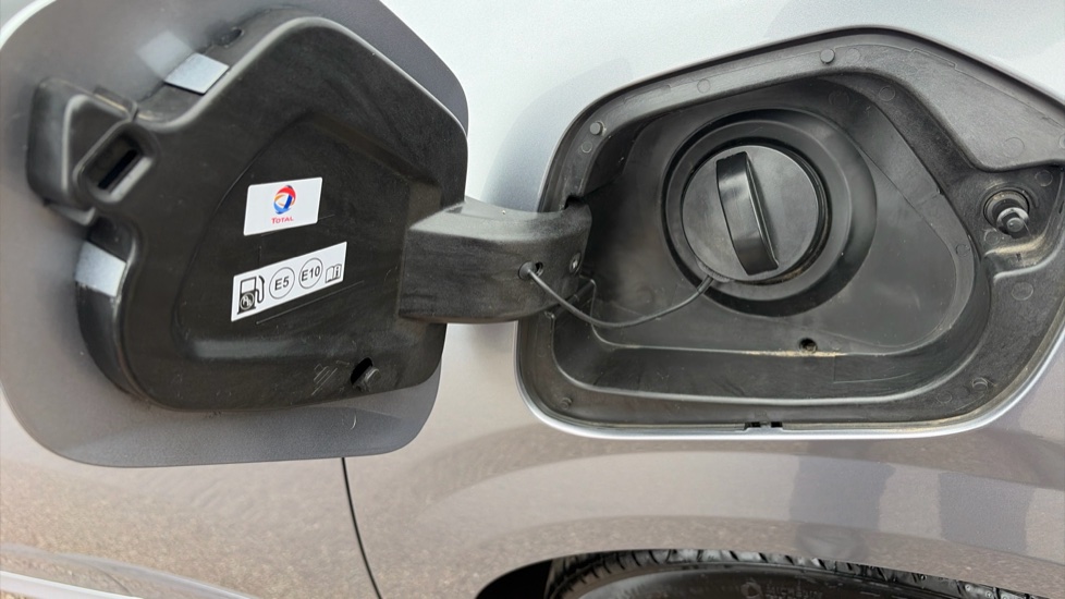 Peugeot 208 1.2 PureTech 100 Allure 5dr Petrol Hatchback - Image 25