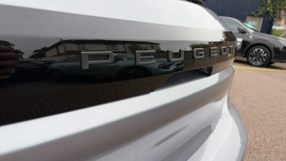 Peugeot 208 1.2 PureTech 100 Allure 5dr Petrol Hatchback - Image 27