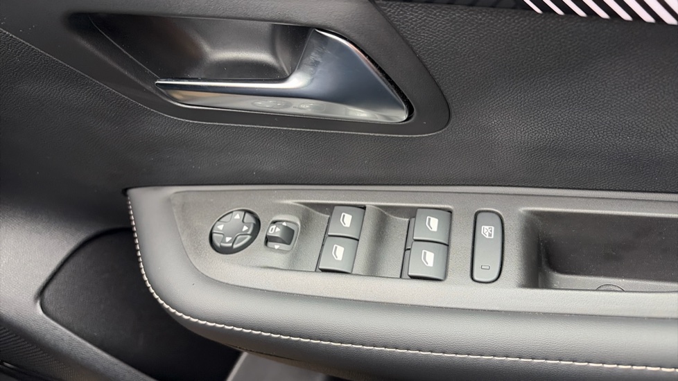 Peugeot 208 1.2 PureTech 100 Allure 5dr Petrol Hatchback - Image 29