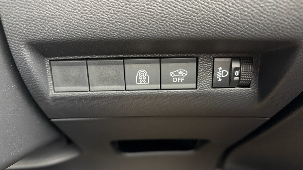 Peugeot 208 1.2 PureTech 100 Allure 5dr Petrol Hatchback - Image 30
