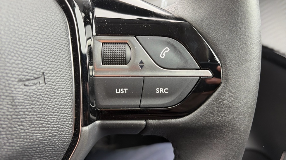 Peugeot 208 1.2 PureTech 100 Allure 5dr Petrol Hatchback - Image 31