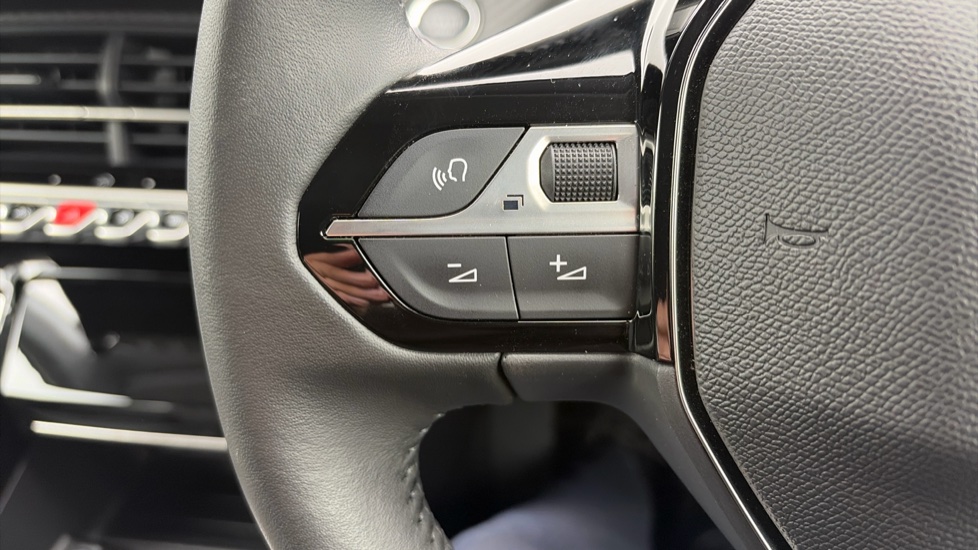 Peugeot 208 1.2 PureTech 100 Allure 5dr Petrol Hatchback - Image 32