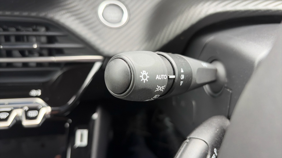 Peugeot 208 1.2 PureTech 100 Allure 5dr Petrol Hatchback - Image 35