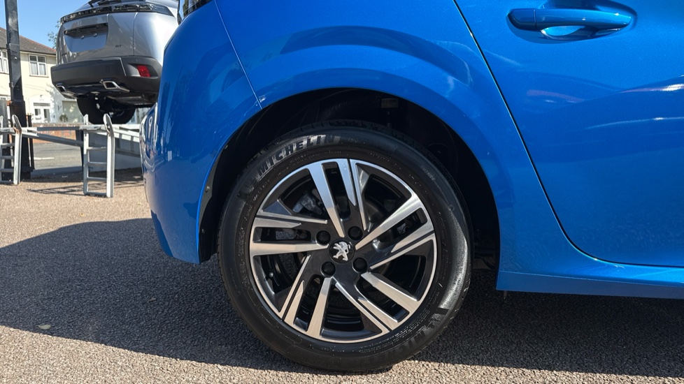 Peugeot 208 1.2 PureTech 100 Allure Premium + 5dr EAT8 Petrol Hatchback - Image 7