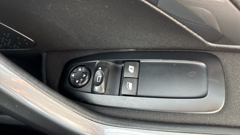 Peugeot 2008 1.2 PureTech Active 5dr [Start Stop] Petrol Estate - Image 21