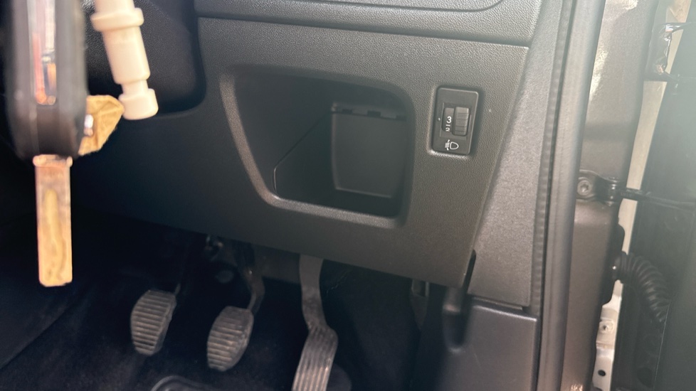 Peugeot 2008 1.2 PureTech Active 5dr [Start Stop] Petrol Estate - Image 32