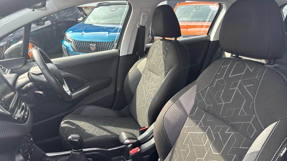 Peugeot 2008 1.2 PureTech Active 5dr [Start Stop] Petrol Estate - Image 34