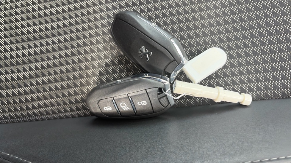 Peugeot 208 1.2 PureTech 100 GT 5dr Petrol Hatchback - Image 19