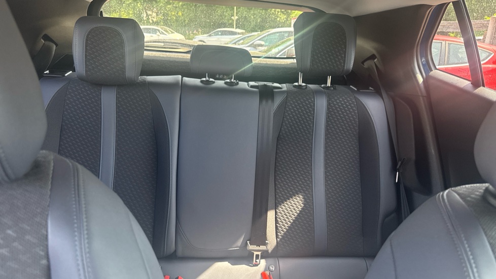 Peugeot 2008 1.2 PureTech 130 Allure Premium 5dr EAT8 Petrol Estate - Image 15