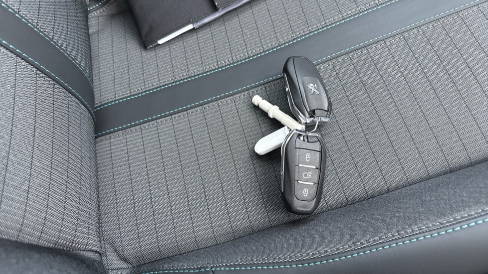 Peugeot 2008 1.5 BlueHDi 110 Allure Premium 5dr Diesel Estate - Image 20
