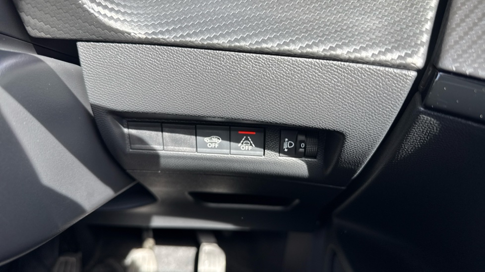 Peugeot 2008 1.5 BlueHDi 110 Allure Premium 5dr Diesel Estate - Image 39