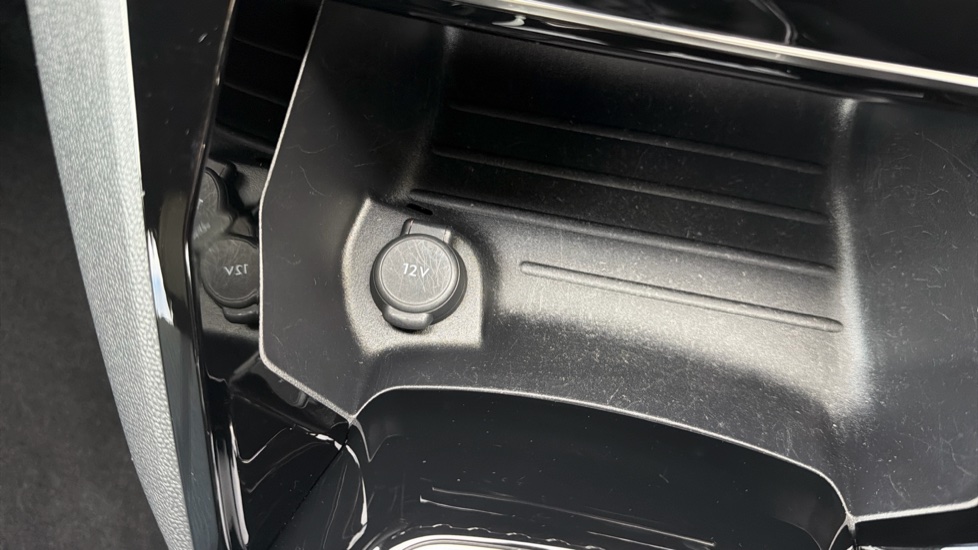 Peugeot 2008 1.2 PureTech Allure 5dr Petrol Estate - Image 31