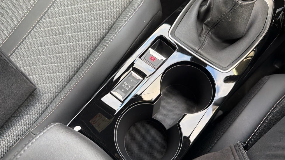 Peugeot 2008 1.2 PureTech Allure 5dr Petrol Estate - Image 32