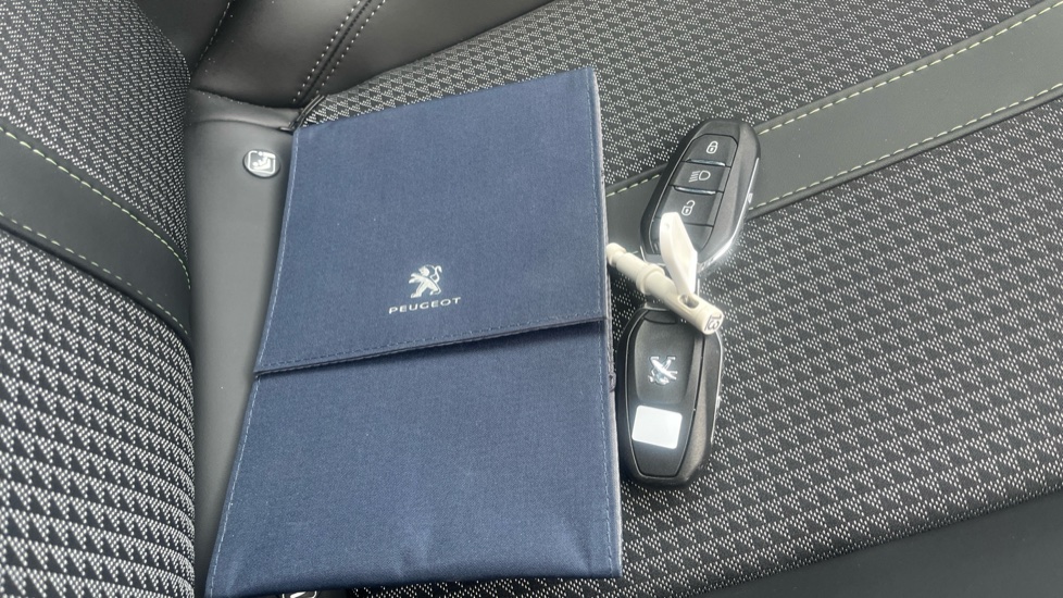 Peugeot 208 1.2 PureTech 100 GT 5dr Petrol Hatchback - Image 19