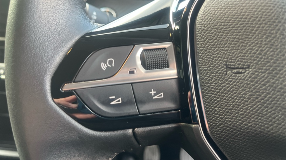 Peugeot 208 1.2 PureTech 100 Active Premium + 5dr Petrol Hatchback - Image 21