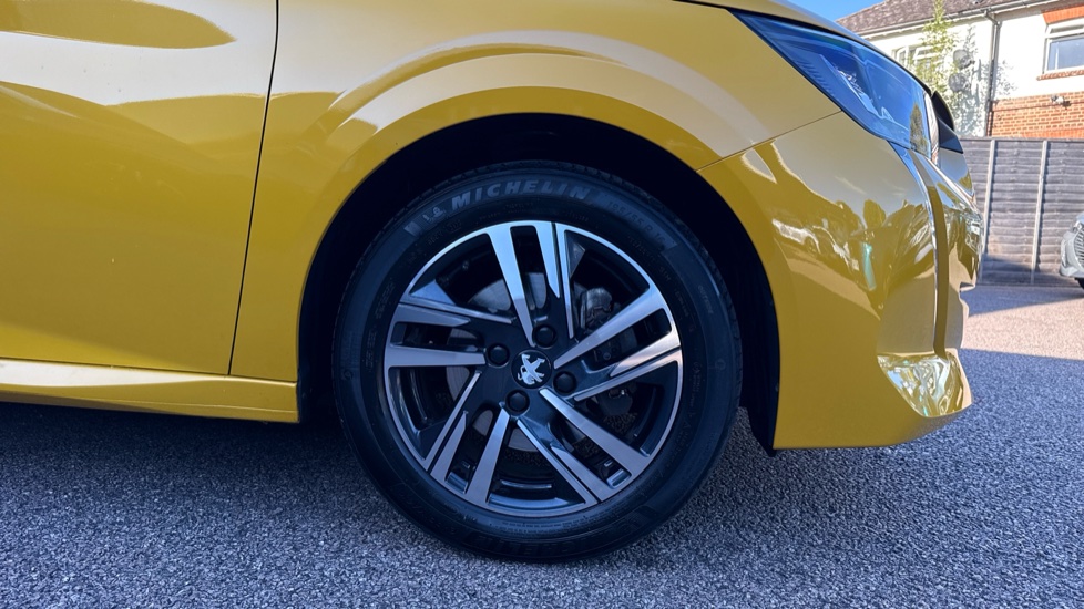 Peugeot 208 1.2 PureTech 100 Allure Premium + 5dr Petrol Hatchback - Image 7