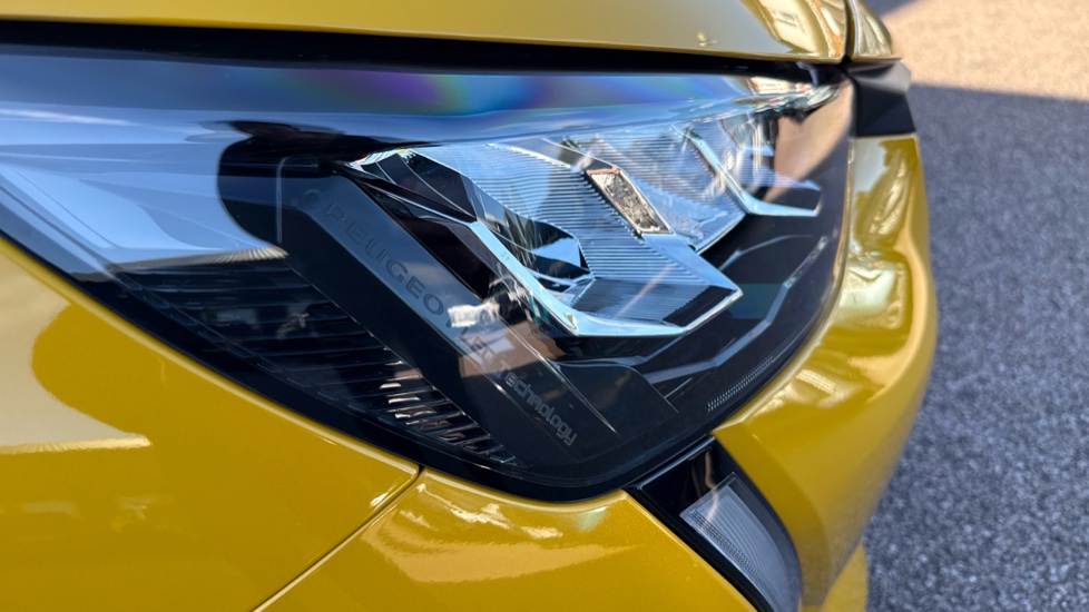 Peugeot 208 1.2 PureTech 100 Allure Premium + 5dr Petrol Hatchback - Image 21