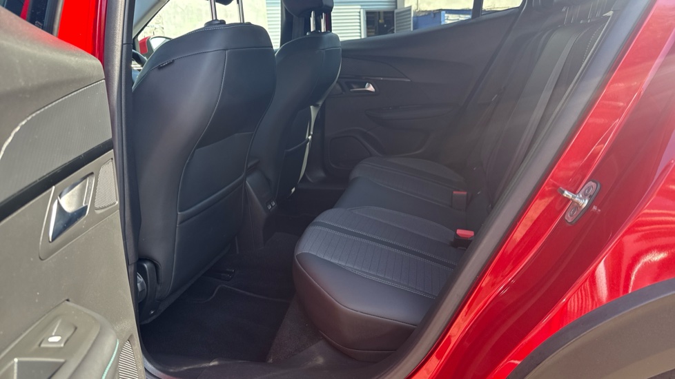 Peugeot 2008 1.2 PureTech 130 Allure Premium 5dr EAT8 Petrol Estate - Image 16