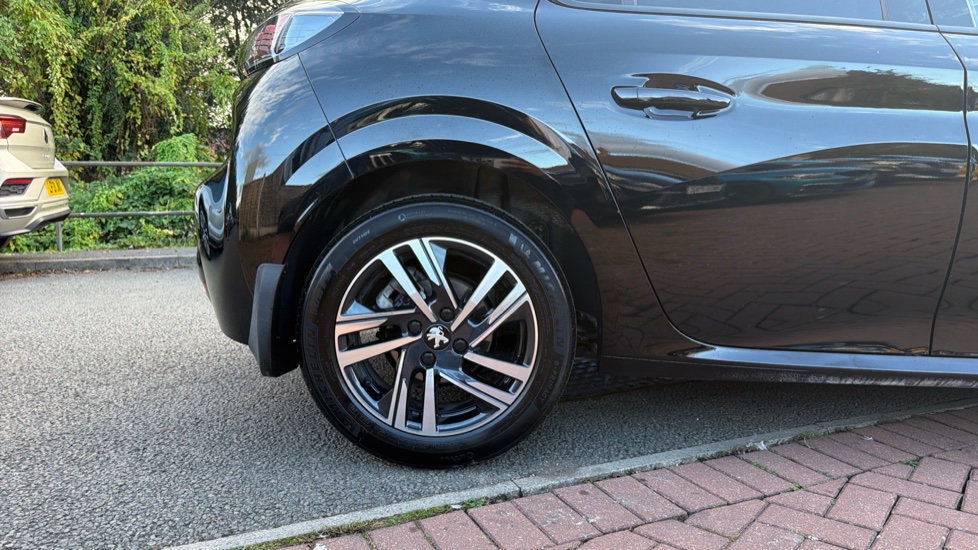 Peugeot 208 1.2 PureTech 100 Allure Premium + 5dr Petrol Hatchback - Image 7