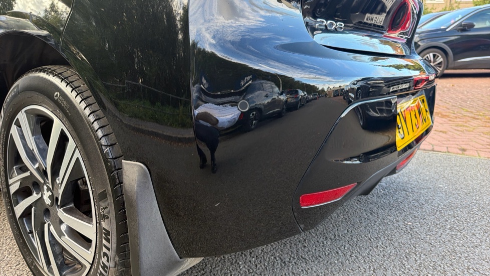Peugeot 208 1.2 PureTech 100 Allure Premium + 5dr Petrol Hatchback - Image 21
