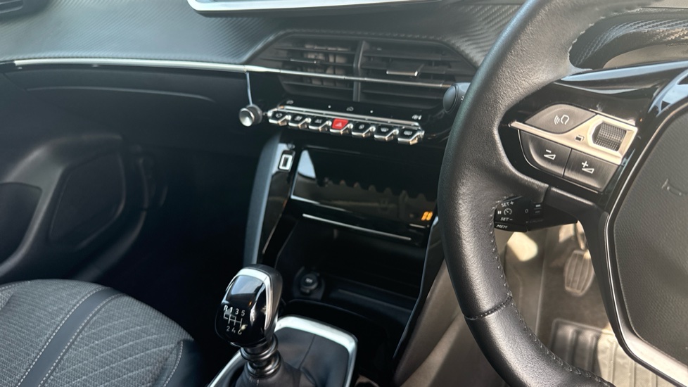 Peugeot 208 1.2 PureTech 100 Allure 5dr Petrol Hatchback - Image 14