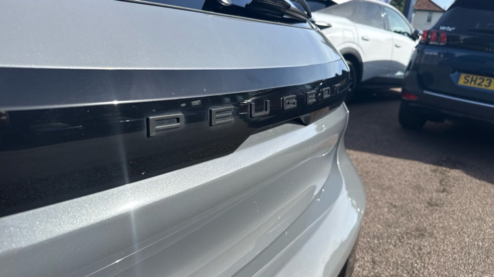 Peugeot 208 1.2 PureTech 100 Allure 5dr Petrol Hatchback - Image 23