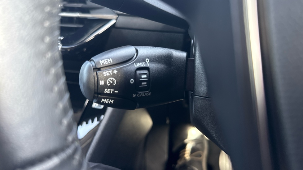 Peugeot 208 1.2 PureTech 100 Allure 5dr Petrol Hatchback - Image 31
