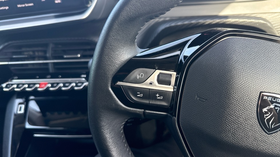 Peugeot 208 1.2 PureTech 100 Allure 5dr Petrol Hatchback - Image 32