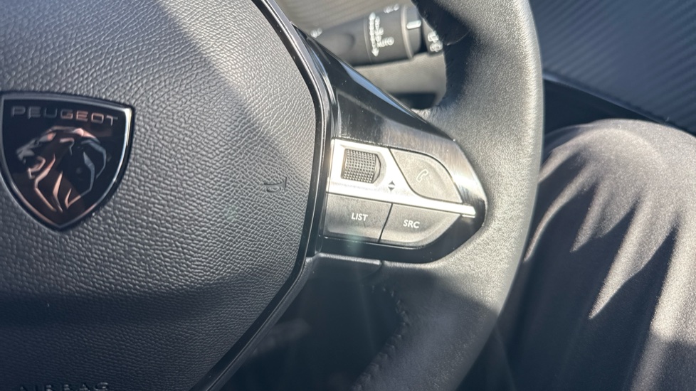 Peugeot 208 1.2 PureTech 100 Allure 5dr Petrol Hatchback - Image 33