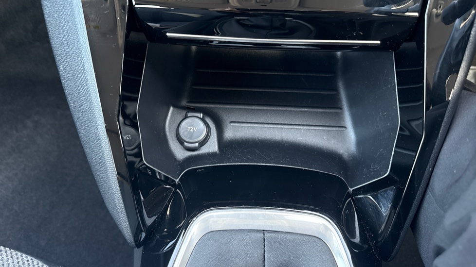Peugeot 208 1.2 PureTech 100 Allure 5dr Petrol Hatchback - Image 44