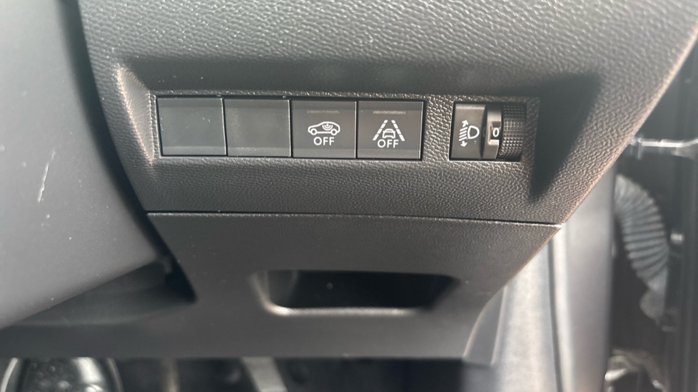 Peugeot 208 1.5 BlueHDi 100 Active Premium + 5dr Diesel Hatchback - Image 35