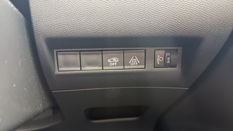 Peugeot 2008 1.2 PureTech Active Premium+ 5dr Petrol Estate - Image 30