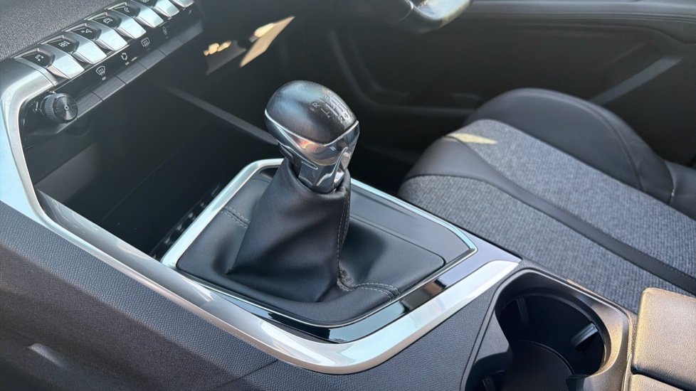 Peugeot 3008 1.2 PureTech Allure 5dr Petrol Estate - Image 13