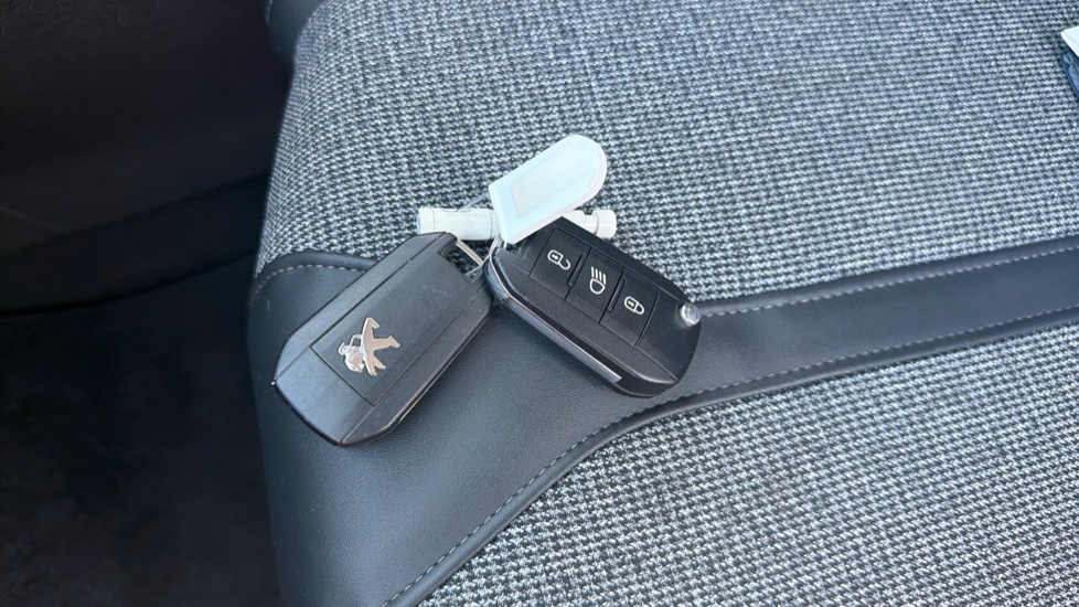Peugeot 3008 1.2 PureTech Allure 5dr Petrol Estate - Image 20