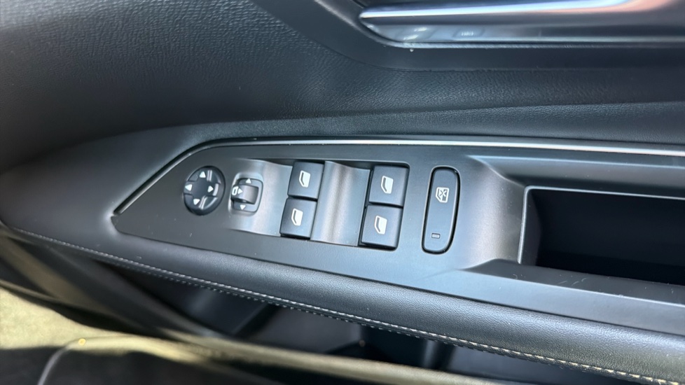 Peugeot 3008 1.2 PureTech Allure 5dr Petrol Estate - Image 31