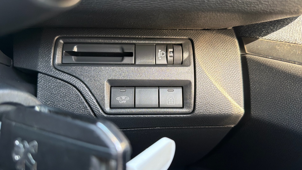 Peugeot 3008 1.2 PureTech Allure 5dr Petrol Estate - Image 32