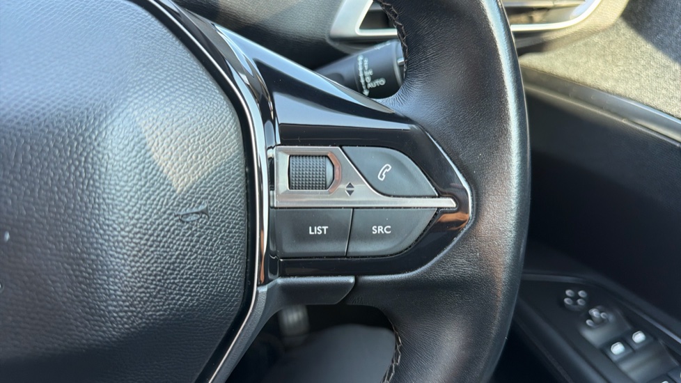 Peugeot 3008 1.2 PureTech Allure 5dr Petrol Estate - Image 33