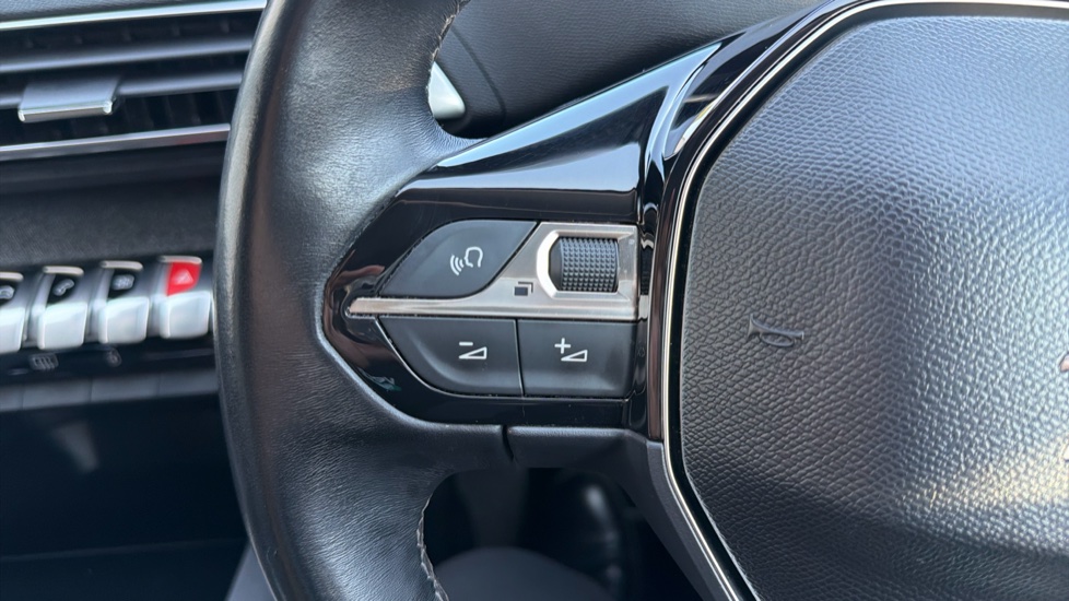 Peugeot 3008 1.2 PureTech Allure 5dr Petrol Estate - Image 34