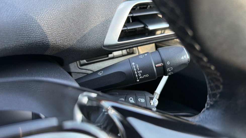 Peugeot 3008 1.2 PureTech Allure 5dr Petrol Estate - Image 35