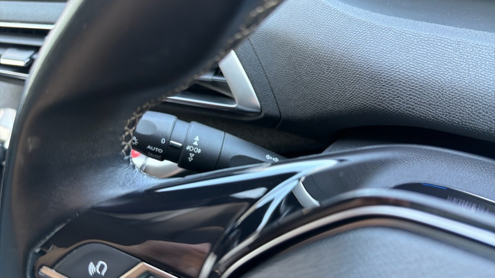 Peugeot 3008 1.2 PureTech Allure 5dr Petrol Estate - Image 36