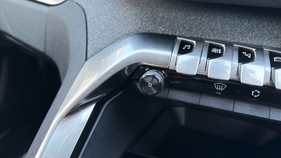 Peugeot 3008 1.2 PureTech Allure 5dr Petrol Estate - Image 40