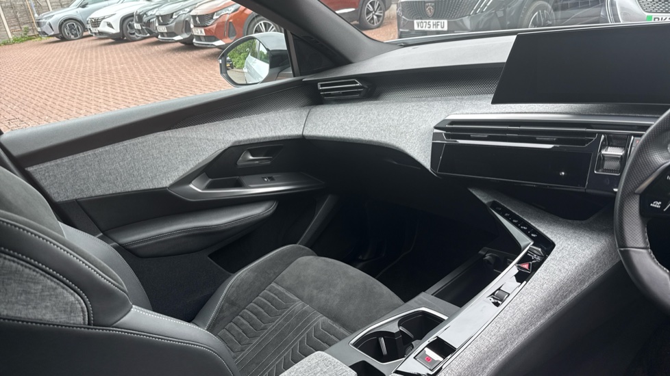 Peugeot 3008 157kW GT 73kWh 5dr Auto Electric Estate - Image 14