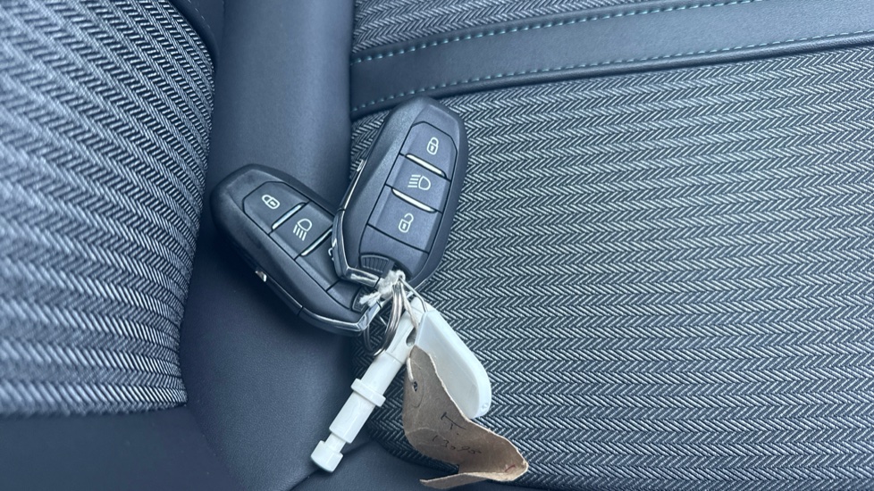Peugeot 5008 1.2 PureTech Allure Premium+ 5dr EAT8 Petrol Estate - Image 20